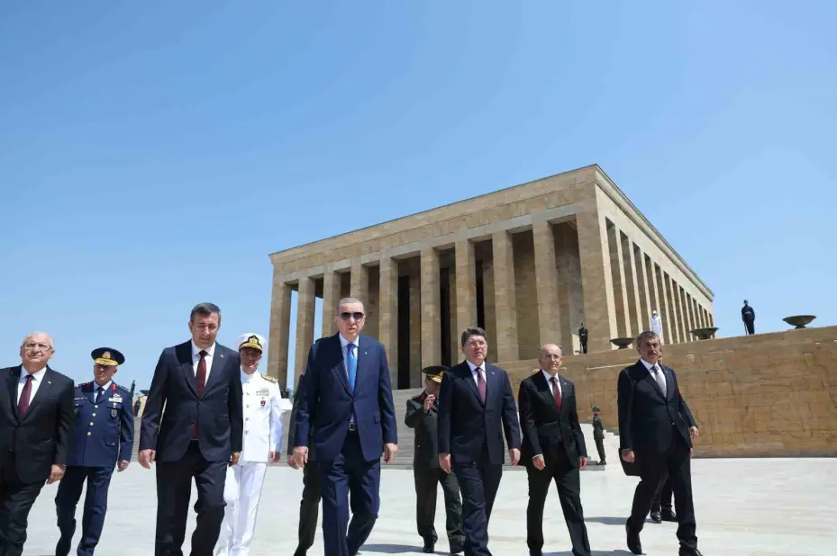 Cumhurbaşkanı Erdoğan başkanlığındaki YAŞ üyeleri Anıtkabir’i ziyaret etti