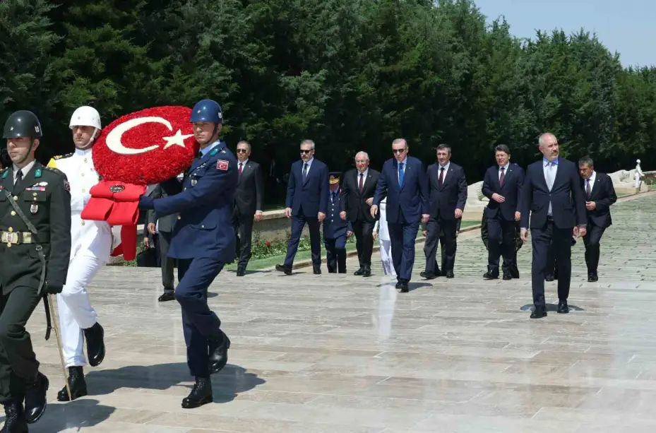 Cumhurbaşkanı Erdoğan başkanlığındaki YAŞ üyeleri Anıtkabir’i ziyaret etti