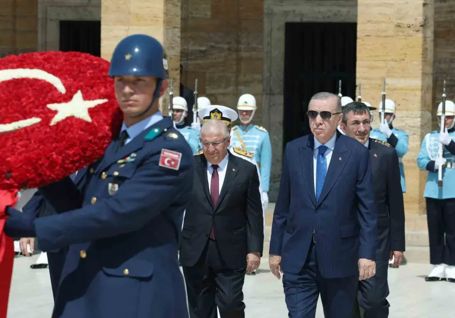 Cumhurbaşkanı Erdoğan başkanlığındaki YAŞ üyeleri Anıtkabir’i ziyaret etti