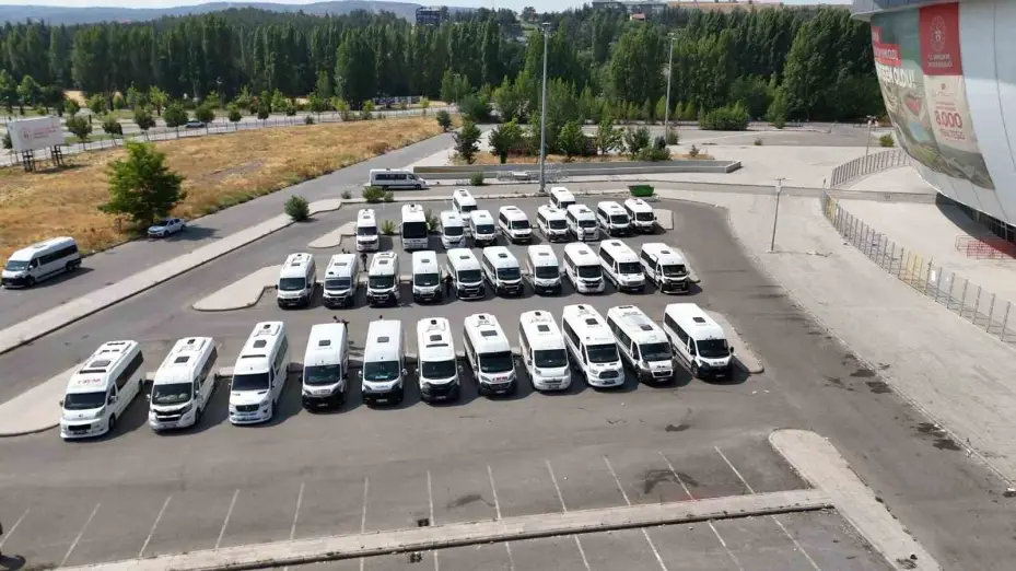 Onlarca üye servis araçları ile Ünal’a desteğe geldi