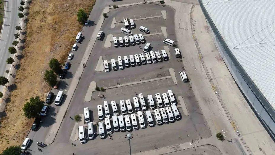 Onlarca üye servis araçları ile Ünal’a desteğe geldi