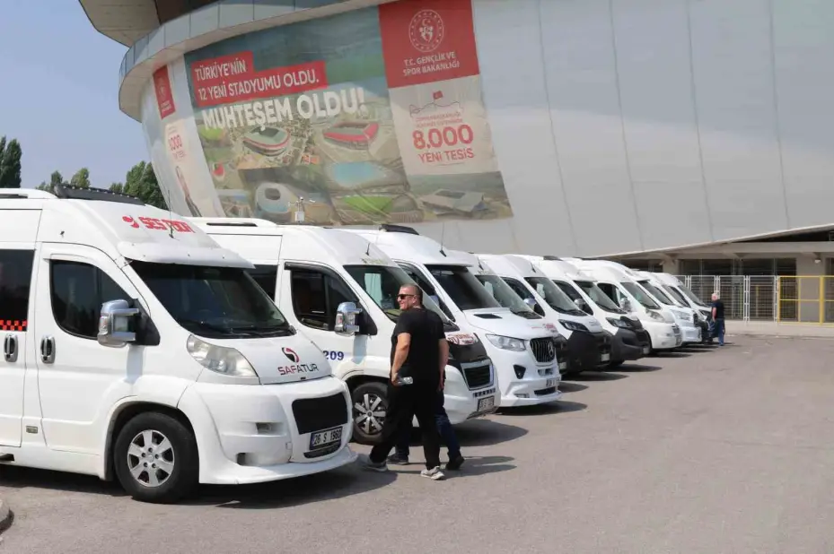 Onlarca üye servis araçları ile Ünal’a desteğe geldi