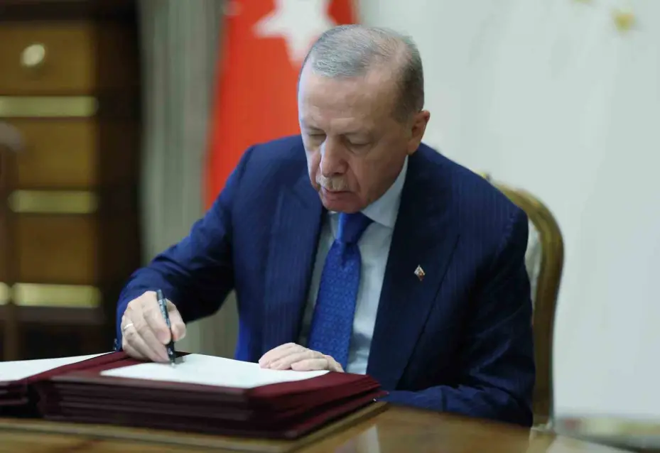 Cumhurbaşkanı Recep Tayyip Erdoğan başkanlığındaki Yüksek Askeri Şura ( YAŞ)  Toplantısı sona erdi.