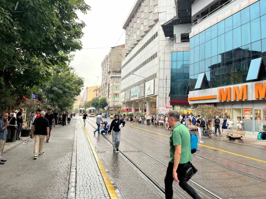 Eskişehir’de sağanak vatandaşlara zor anlar yaşattı