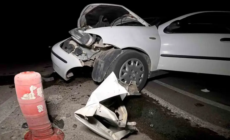 Tıra arkadan otomobil hurdaya döndü: 2 yaralı