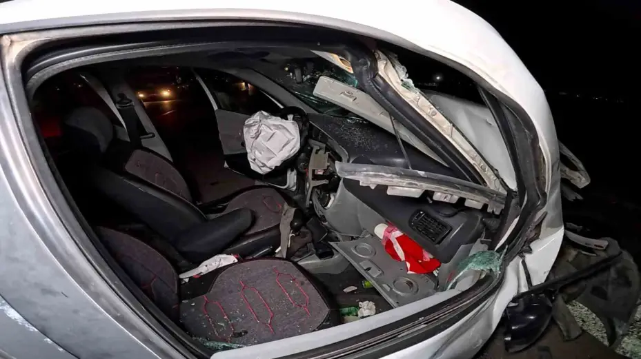 Tıra arkadan otomobil hurdaya döndü: 2 yaralı