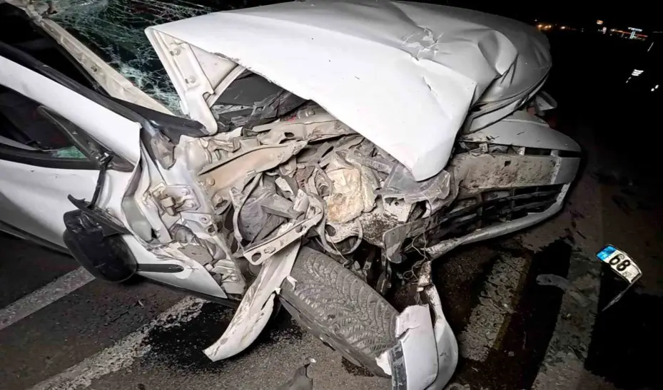 Tıra arkadan otomobil hurdaya döndü: 2 yaralı