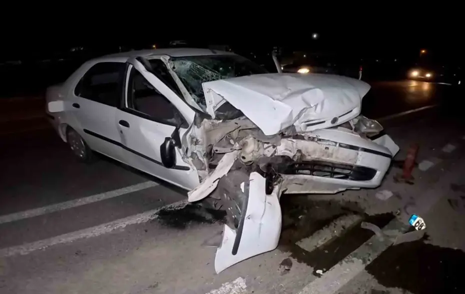 Tıra arkadan otomobil hurdaya döndü: 2 yaralı