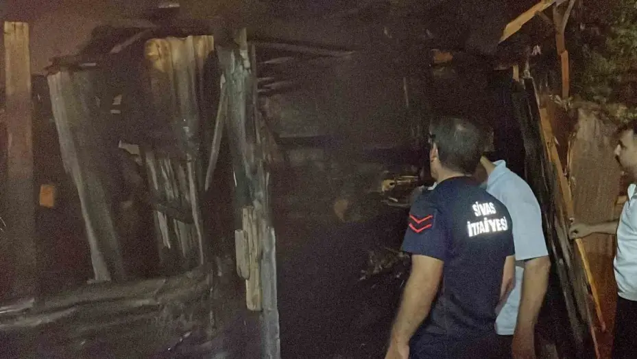 Sivas’ta garaj yangını: Alevler geceyi aydınlattı