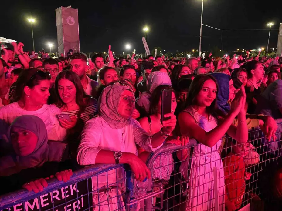Zara Kayseri’de vatandaşları coşturdu