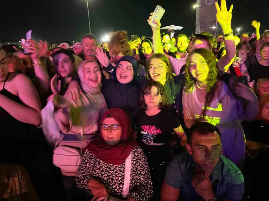 Zara Kayseri’de vatandaşları coşturdu