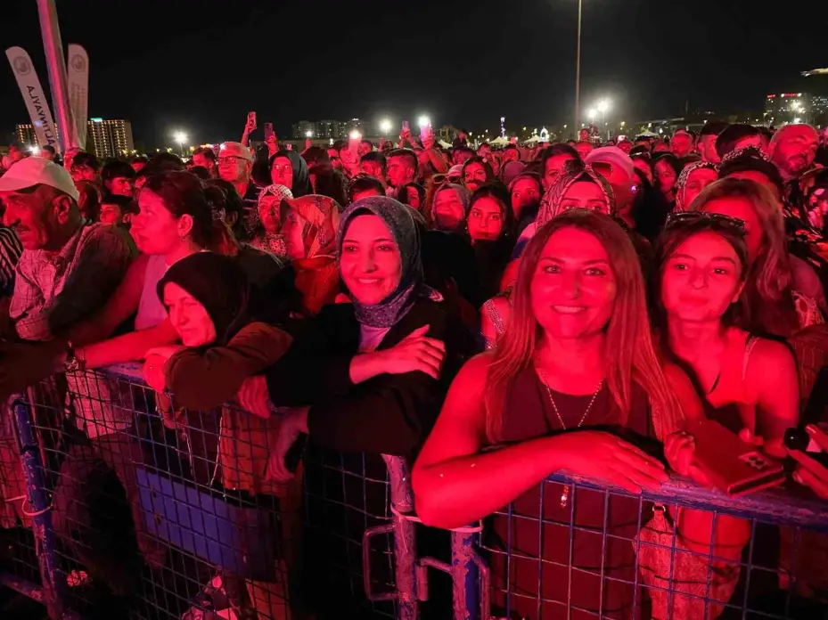 Zara Kayseri’de vatandaşları coşturdu