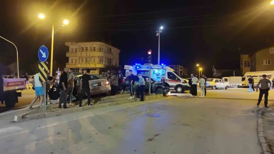 Kavşakta iki araç çarpıştı: 7 yaralı