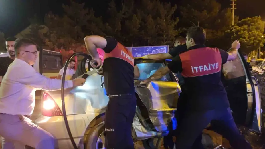 Kavşakta iki araç çarpıştı: 7 yaralı