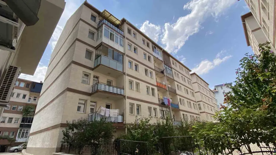 Kedinin balkona mahkum edildiği iddiası polisi harekete geçirdi