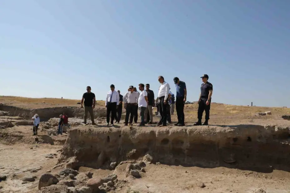 Vali Çelik’ten Kınık Höyük ve Porsuk-Zeyve Höyük Kazı Alanlarına ziyaret