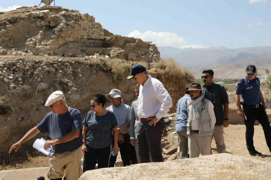 Vali Çelik’ten Kınık Höyük ve Porsuk-Zeyve Höyük Kazı Alanlarına ziyaret