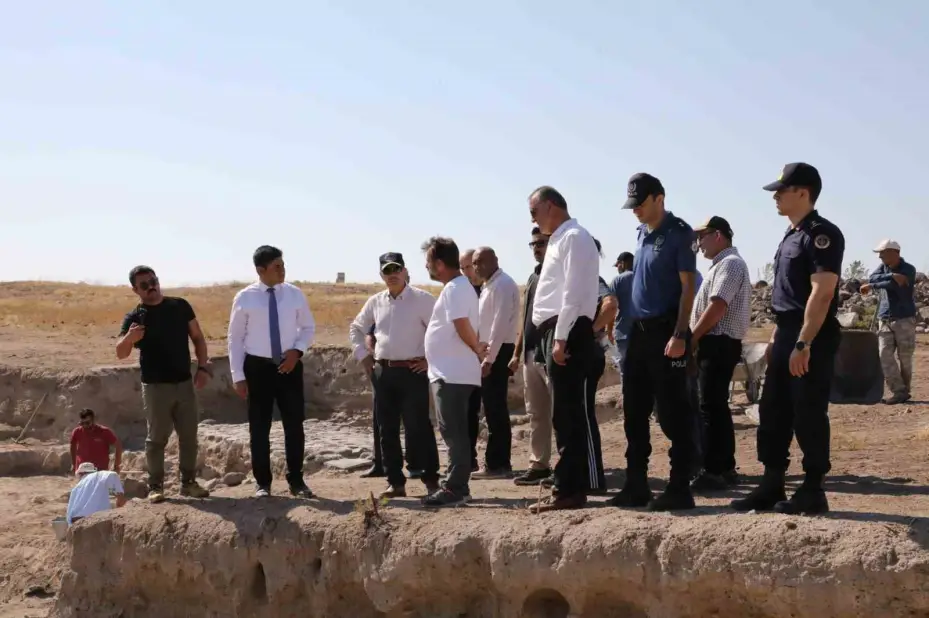 Vali Çelik’ten Kınık Höyük ve Porsuk-Zeyve Höyük Kazı Alanlarına ziyaret