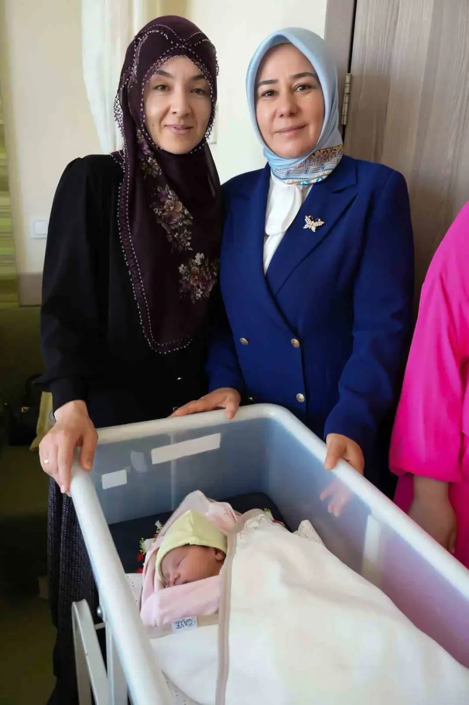 AK Parti Kayseri Kadın Kolları’ndan Anne Sütü Haftası’na anlamlı ziyaret