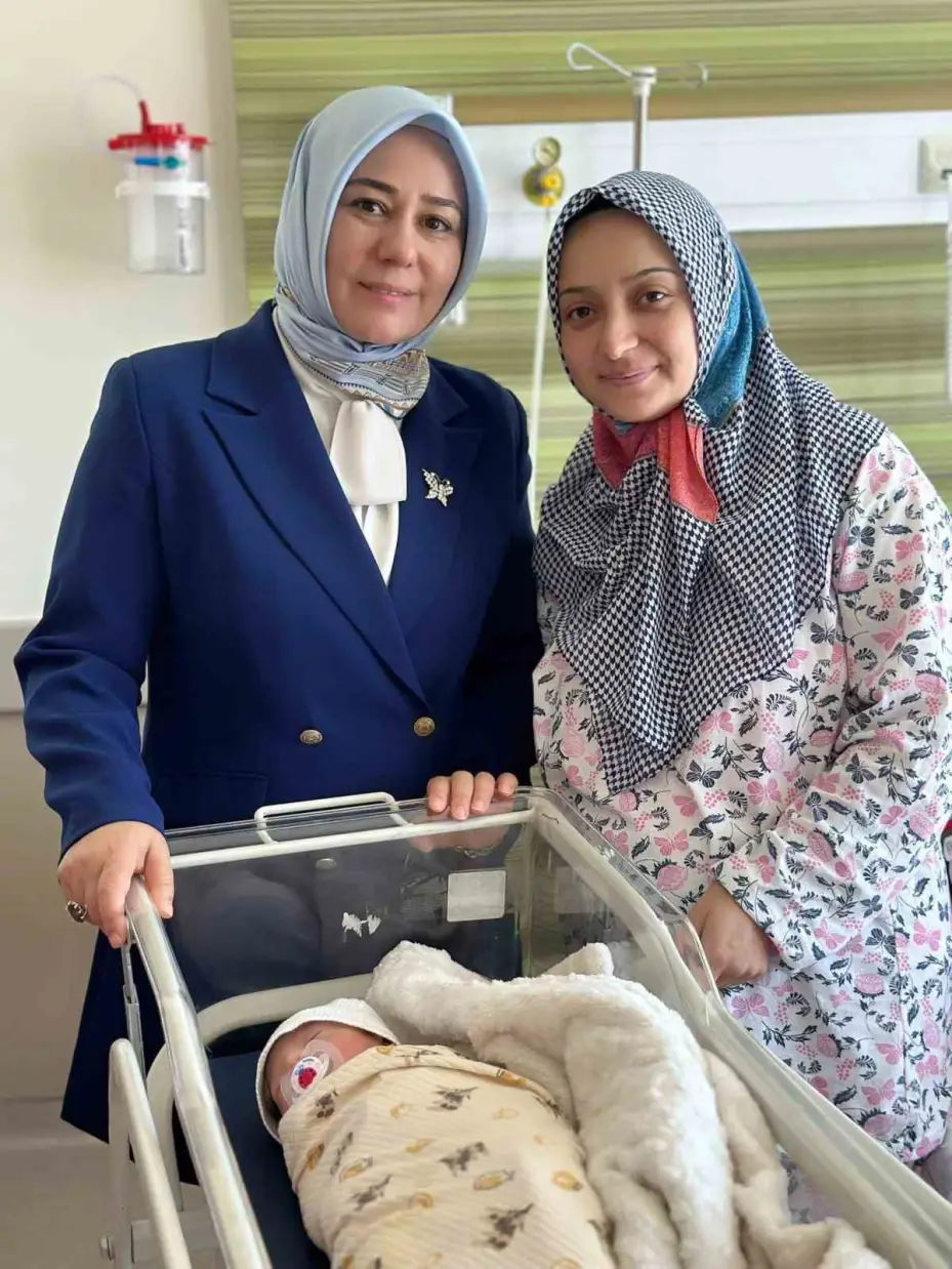 AK Parti Kayseri Kadın Kolları’ndan Anne Sütü Haftası’na anlamlı ziyaret