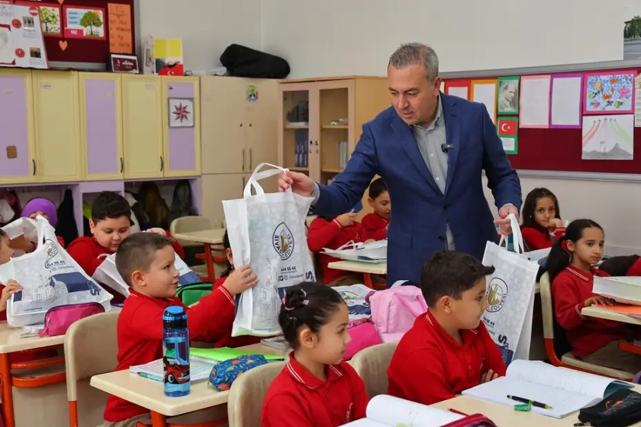 Sivas Belediyesi’nden dar gelirli öğrencilere nakit kırtasiye desteği