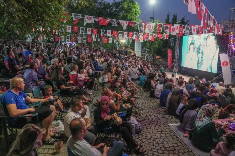 Keçiörenliler açık havada sinemanın keyfini çıkardı