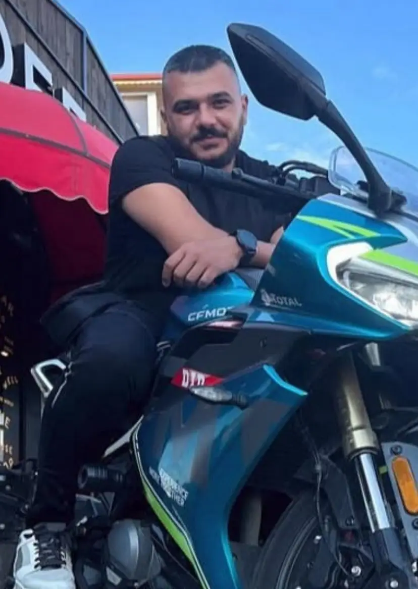 İki otomobilin arasında sıkışan motosiklet sürücüsü hayatını kaybetti