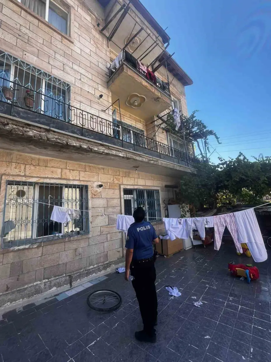Balkondan düşen çocuk hayatını kaybetti
