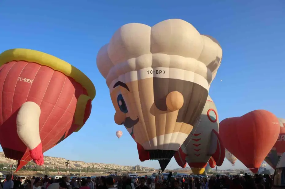 Kapadokya’da Balon Festivali başladı: 27 ülkeden 38 balon gökyüzünü süsledi