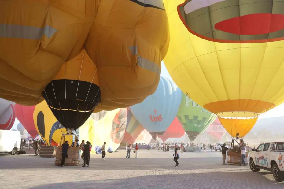 Kapadokya’da Balon Festivali başladı: 27 ülkeden 38 balon gökyüzünü süsledi