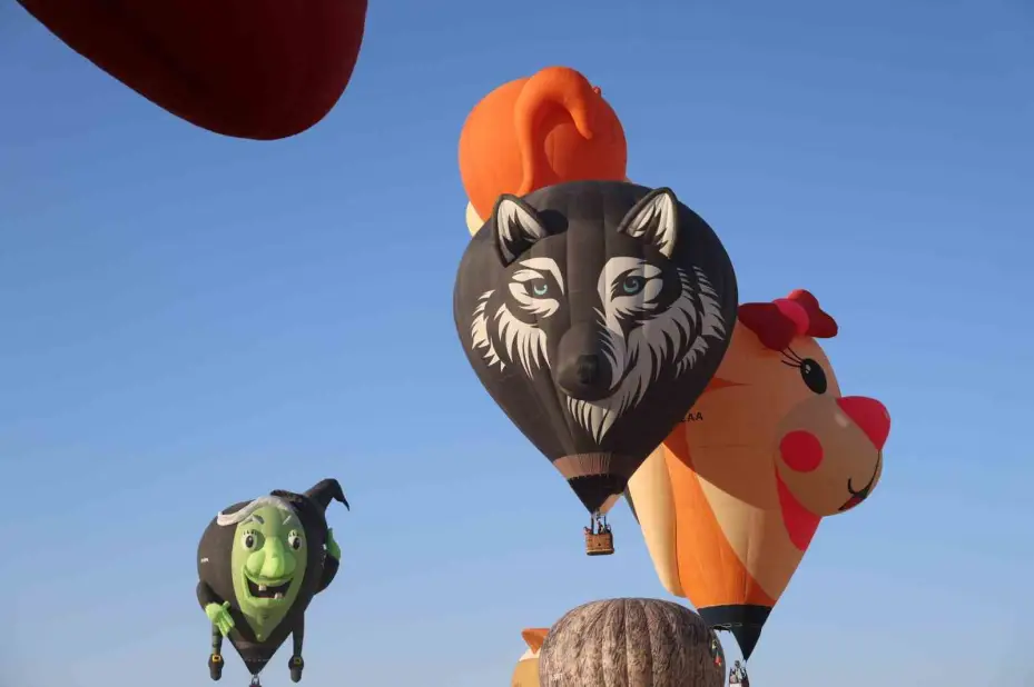 Kapadokya’da Balon Festivali başladı: 27 ülkeden 38 balon gökyüzünü süsledi