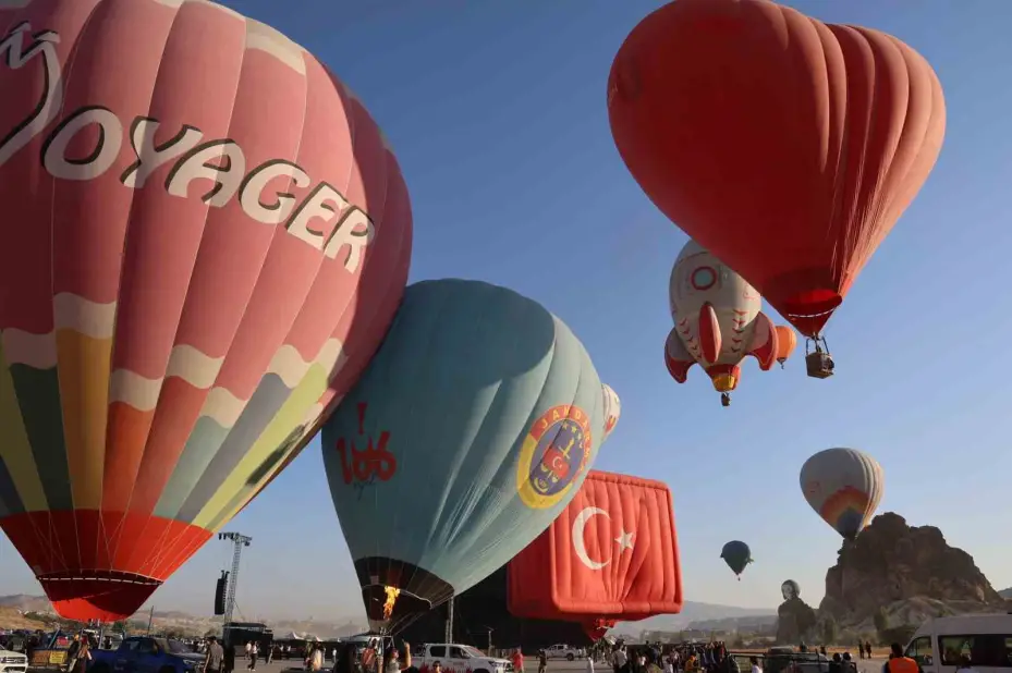 Kapadokya’da Balon Festivali başladı: 27 ülkeden 38 balon gökyüzünü süsledi