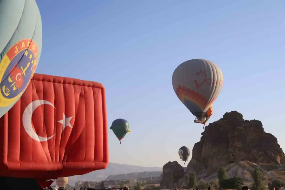 Kapadokya’da Balon Festivali başladı: 27 ülkeden 38 balon gökyüzünü süsledi
