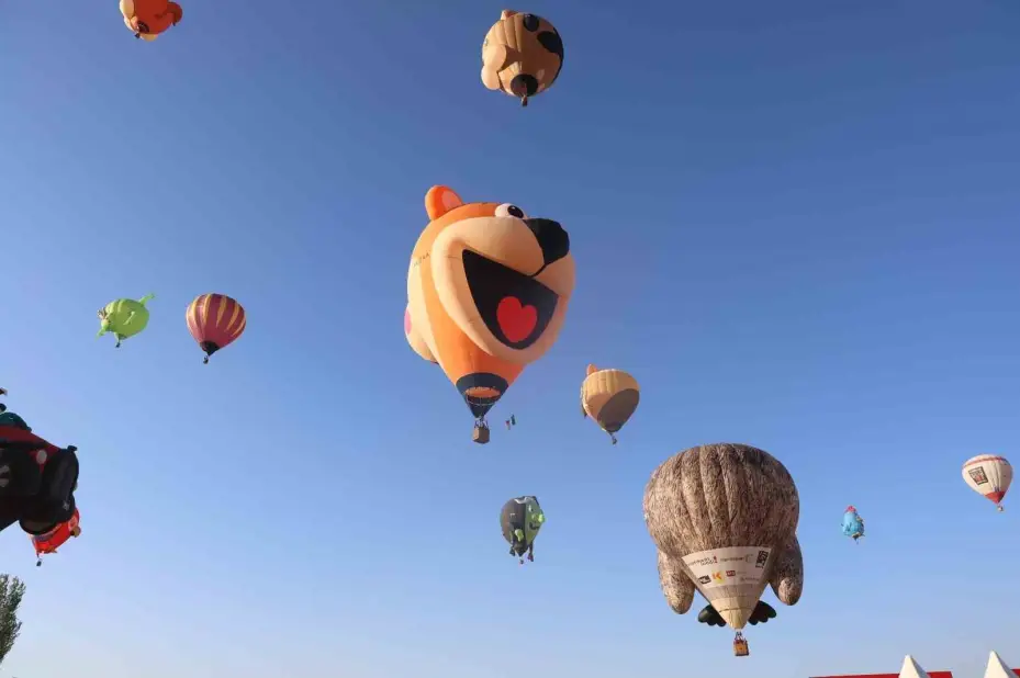 Kapadokya’da Balon Festivali başladı: 27 ülkeden 38 balon gökyüzünü süsledi