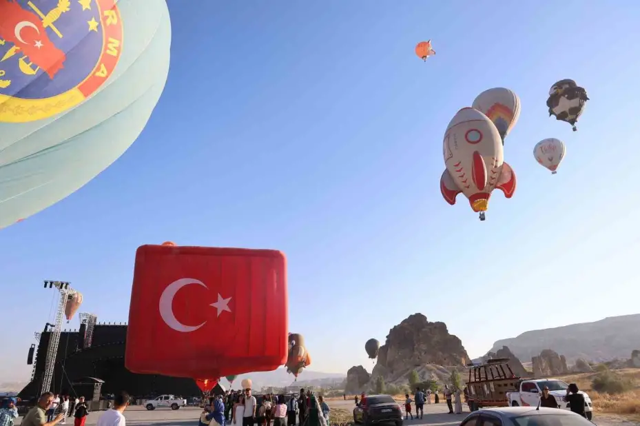 Kapadokya’da Balon Festivali başladı: 27 ülkeden 38 balon gökyüzünü süsledi