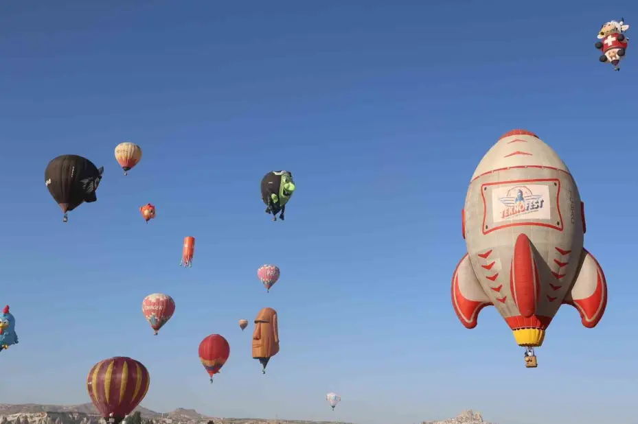Kapadokya’da Balon Festivali başladı: 27 ülkeden 38 balon gökyüzünü süsledi