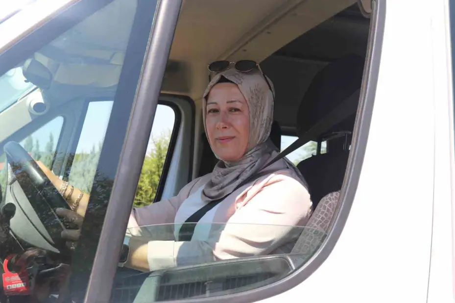 3 çocuk annesi kadın direksiyonuna geçtiği servisle 2 yıldır öğrenci taşıyor
