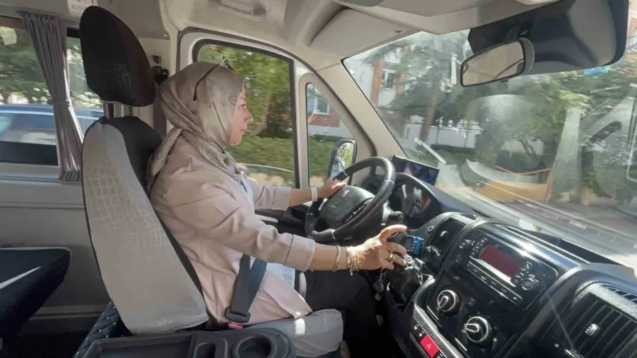 3 çocuk annesi kadın direksiyonuna geçtiği servisle 2 yıldır öğrenci taşıyor