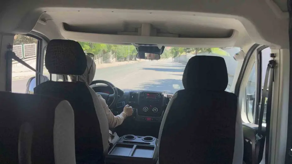 3 çocuk annesi kadın direksiyonuna geçtiği servisle 2 yıldır öğrenci taşıyor