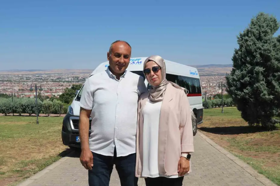 3 çocuk annesi kadın direksiyonuna geçtiği servisle 2 yıldır öğrenci taşıyor