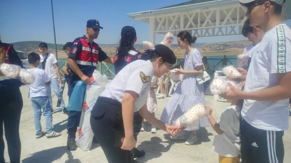 Jandarma ekipleri Çekerek Lavanta Adasında Uçurtma Şenliği düzenledi