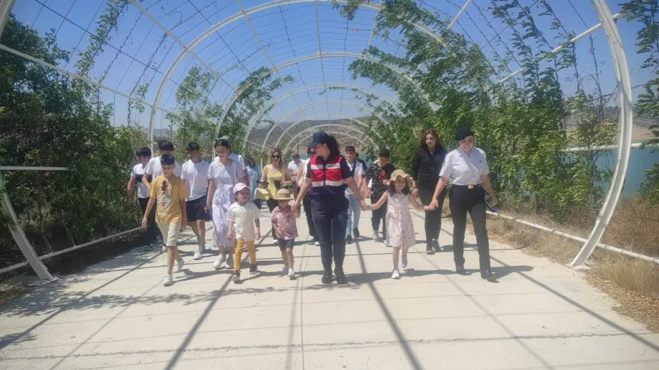 Jandarma ekipleri Çekerek Lavanta Adasında Uçurtma Şenliği düzenledi