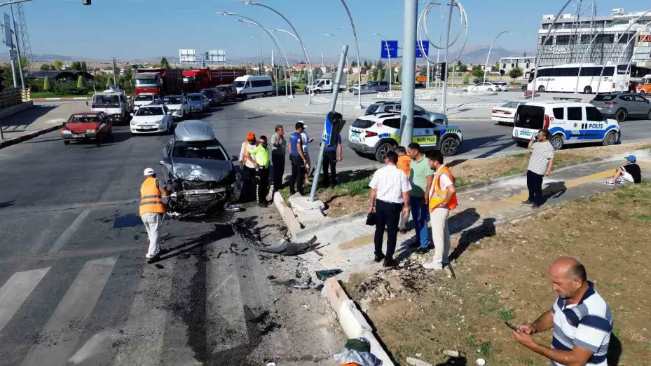 Karaman’da otomobil ile VİP minibüs çarpıştı: 6’sı Rus, 8 yaralı