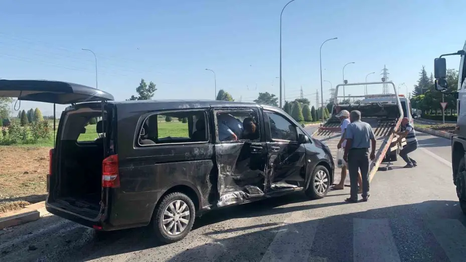 Karaman’da otomobil ile VİP minibüs çarpıştı: 6’sı Rus, 8 yaralı