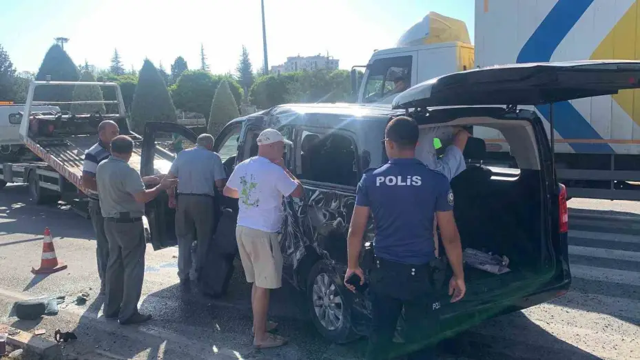 Karaman’da otomobil ile VİP minibüs çarpıştı: 6’sı Rus, 8 yaralı