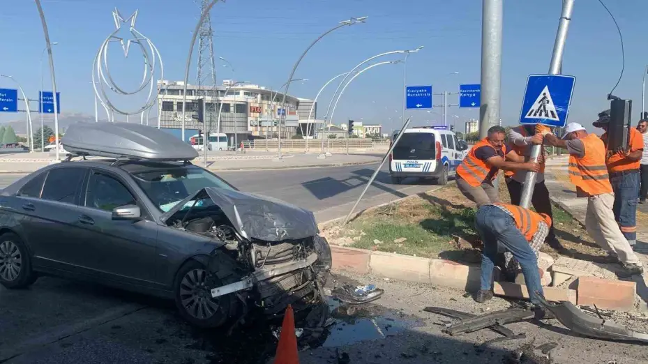 Karaman’da otomobil ile VİP minibüs çarpıştı: 6’sı Rus, 8 yaralı