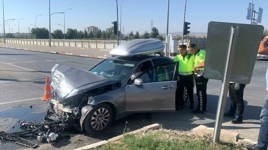 Karaman’da otomobil ile VİP minibüs çarpıştı: 6’sı Rus, 8 yaralı