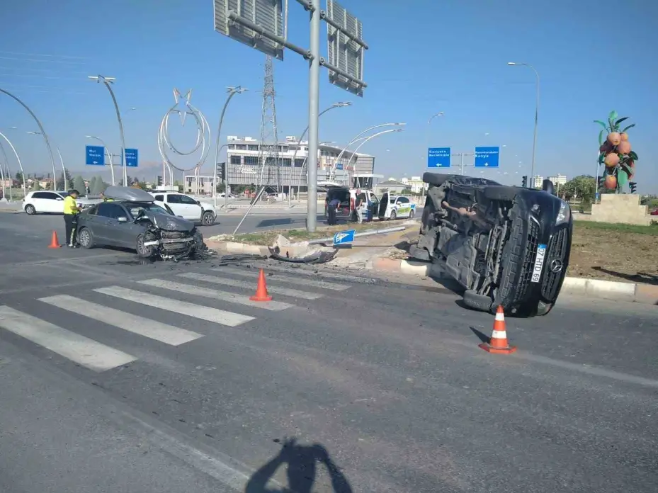Karaman’da otomobil ile VİP minibüs çarpıştı: 6’sı Rus, 8 yaralı