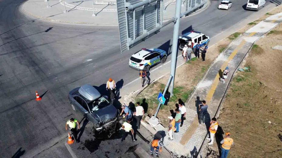 Karaman’da otomobil ile VİP minibüs çarpıştı: 6’sı Rus, 8 yaralı