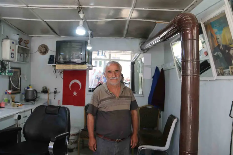 Sivas’ın en yaşlı berberi, 35 yıldır kerpiç dükkanda berberlik yapıyor